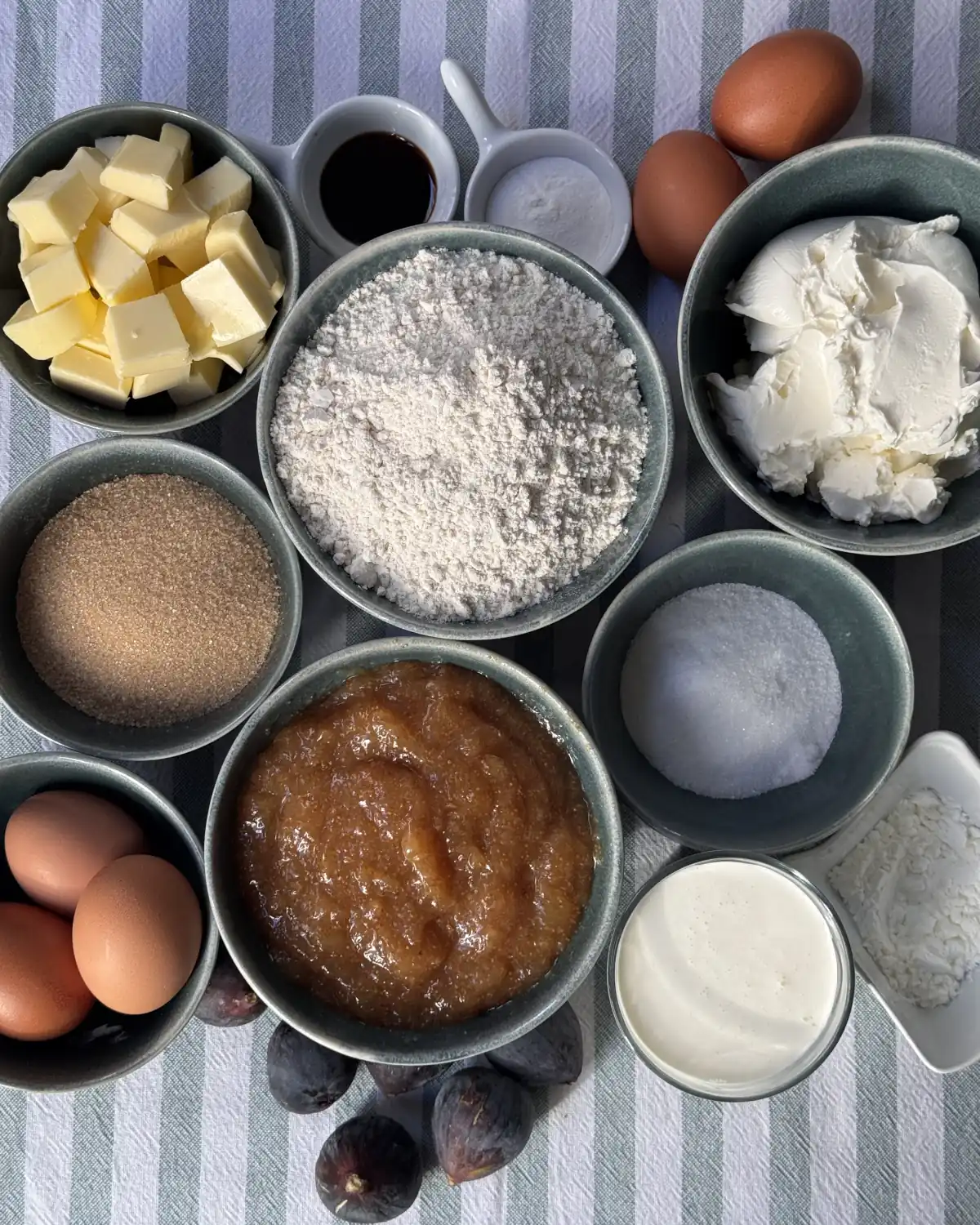 romisbakes recipe Crumble cheesecake with fig jam