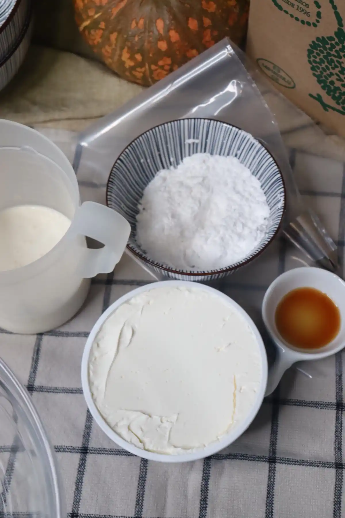 romisbakes recipe Haunted halloween cupcakes