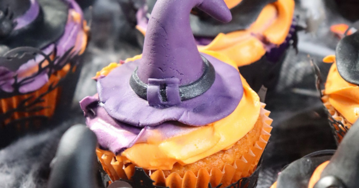 romisbakes recipe Haunted halloween cupcakes