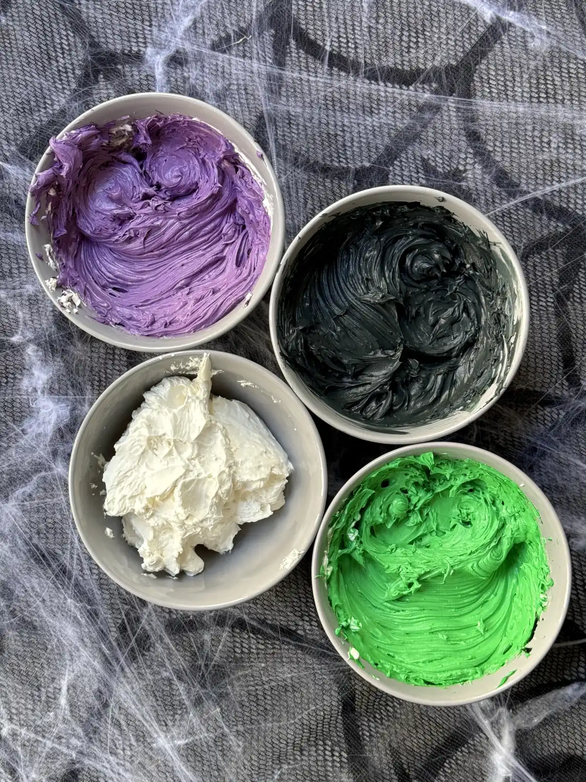 romisbakes recipe Halloween Oreo Cupcakes