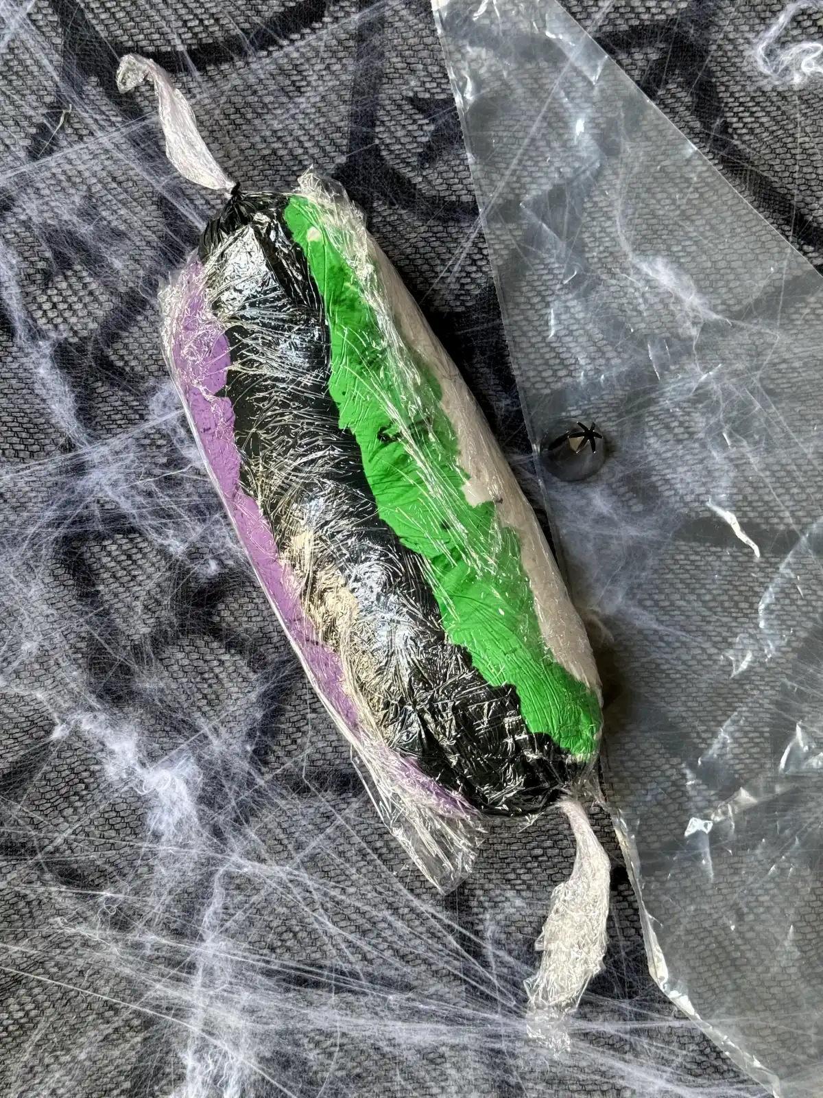 romisbakes recipe Halloween Oreo Cupcakes