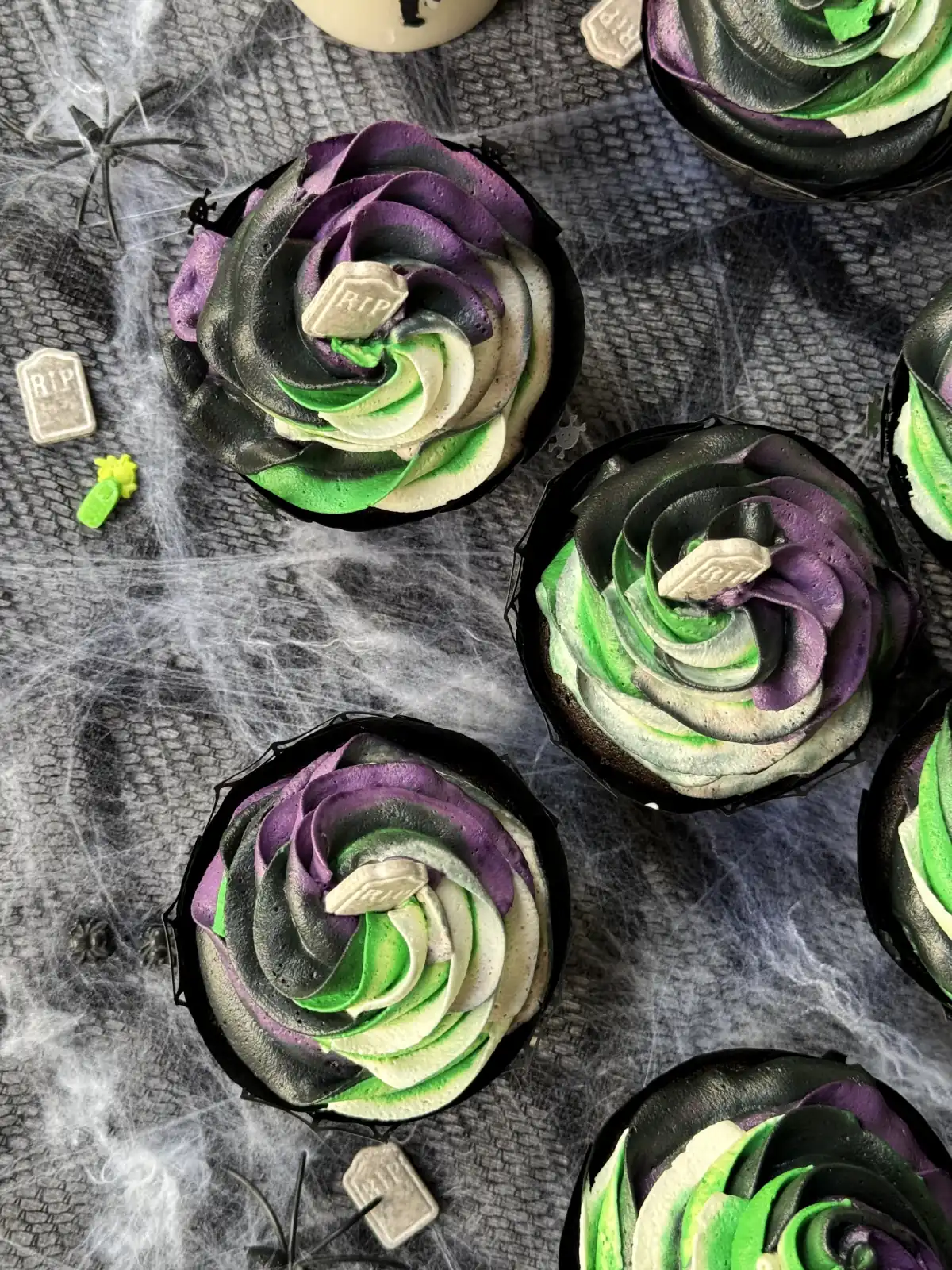 romisbakes recipe Halloween Oreo Cupcakes