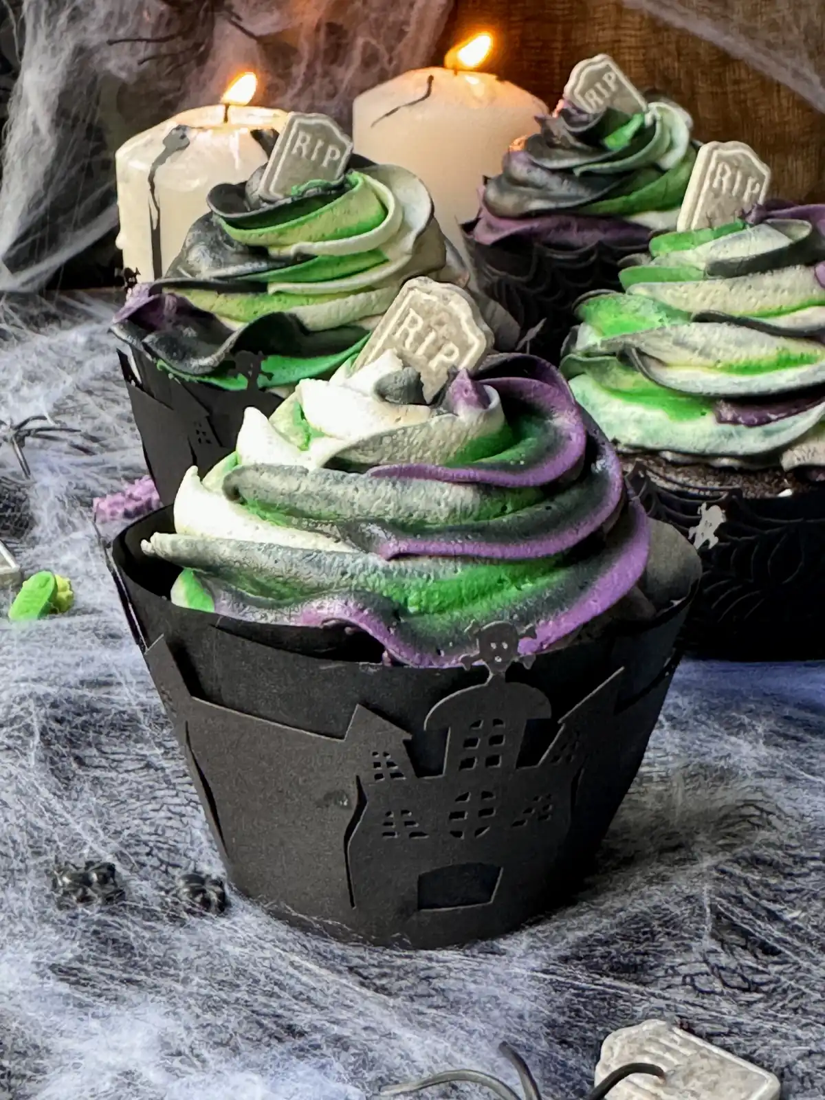 romisbakes recipe Halloween Oreo Cupcakes