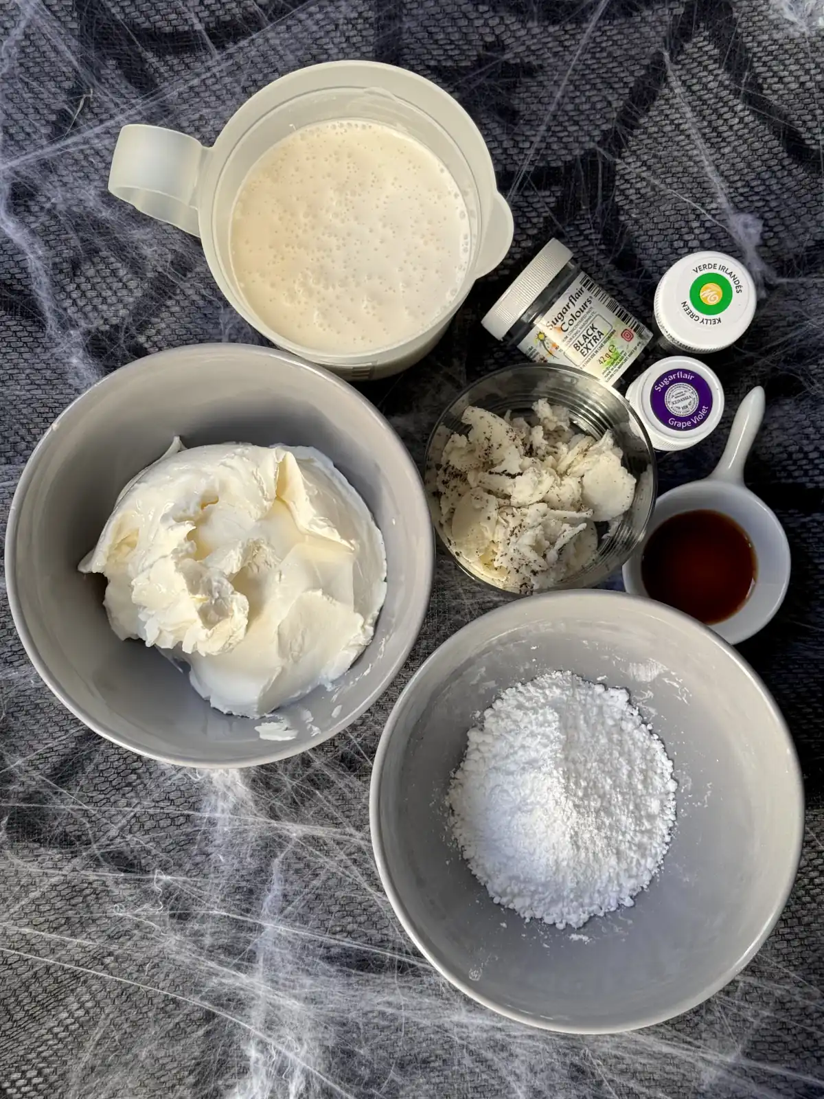 romisbakes recipe Halloween Oreo Cupcakes