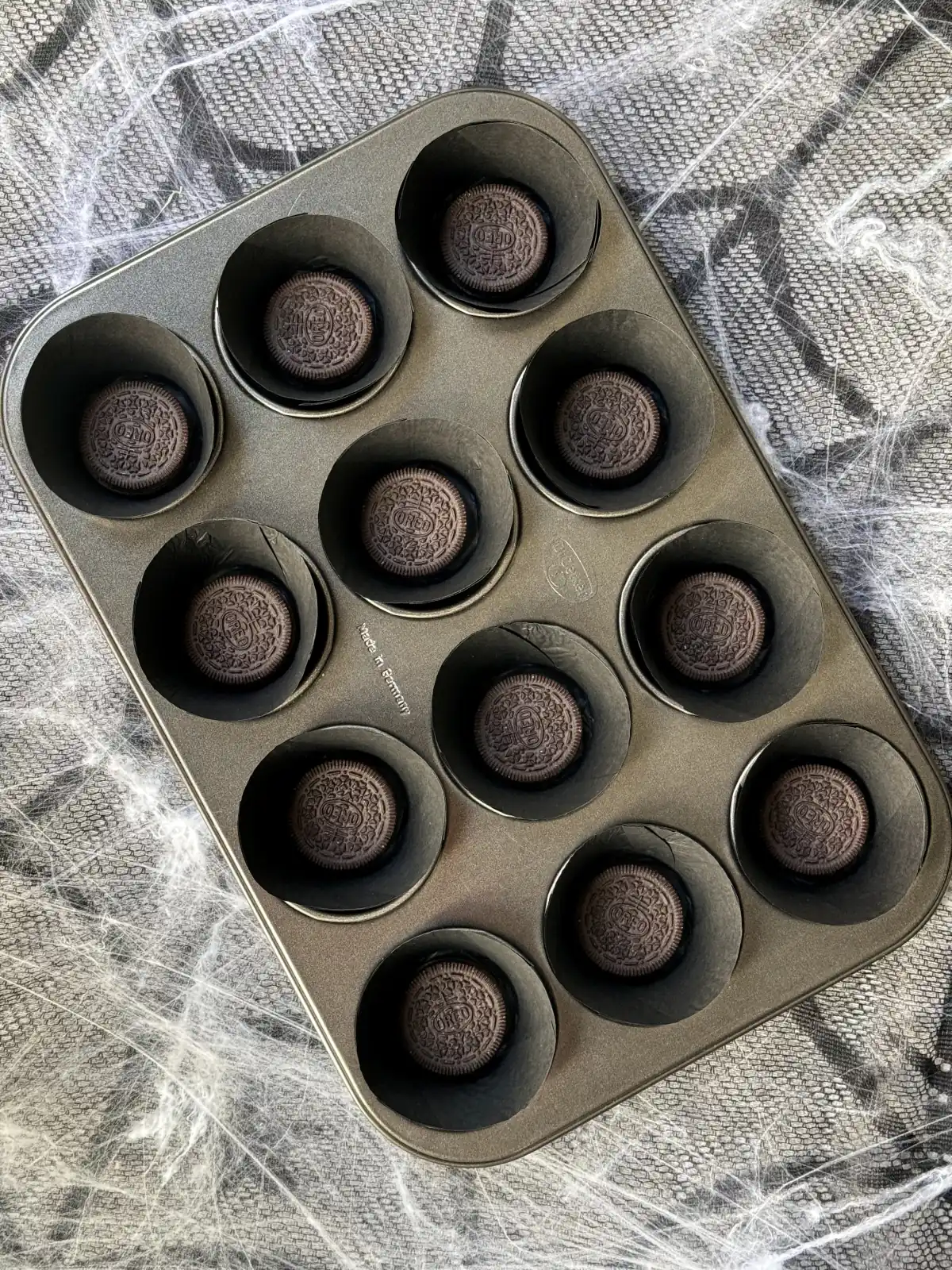 romisbakes recipe Halloween Oreo Cupcakes
