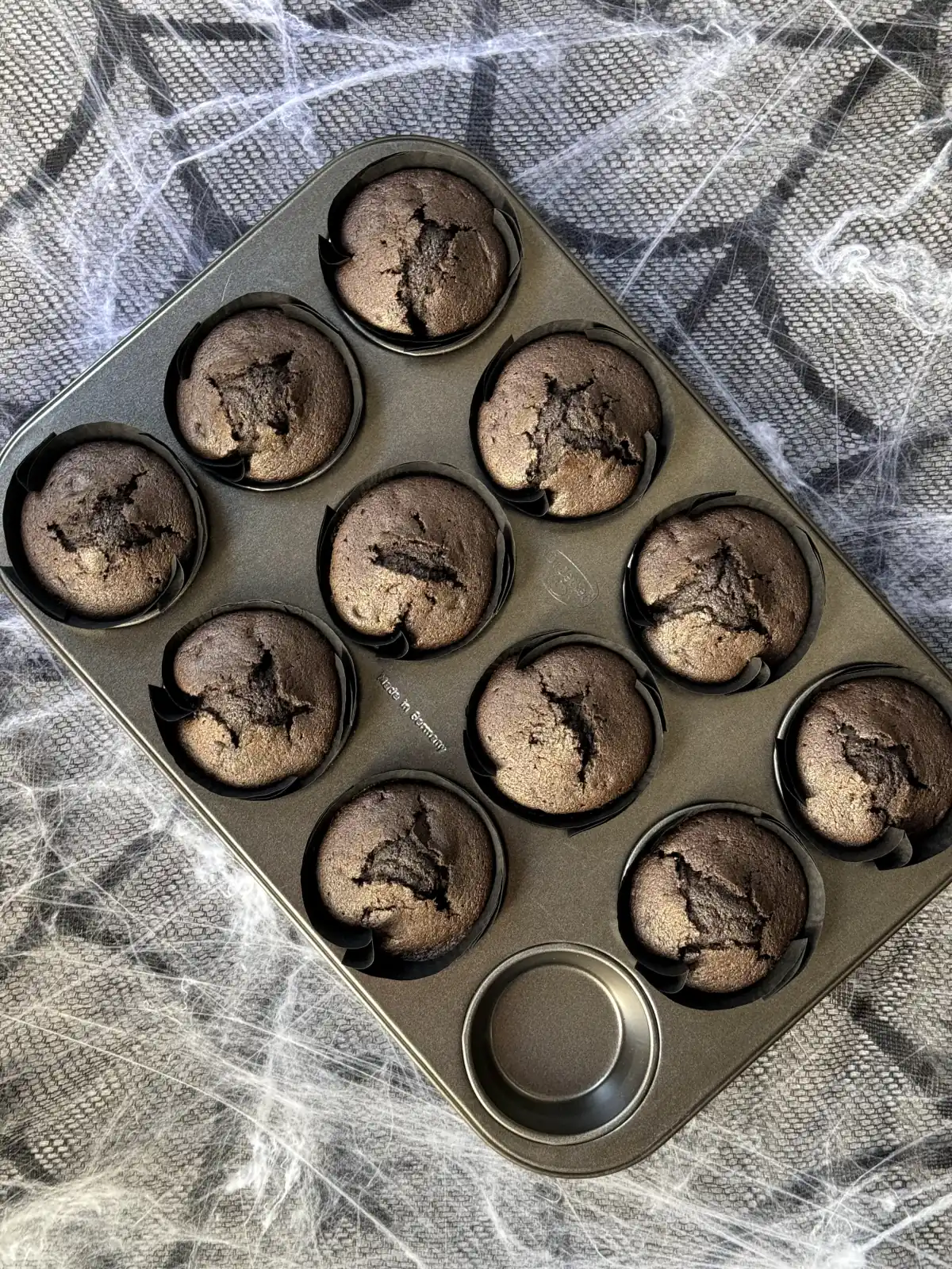 romisbakes recipe Halloween Oreo Cupcakes