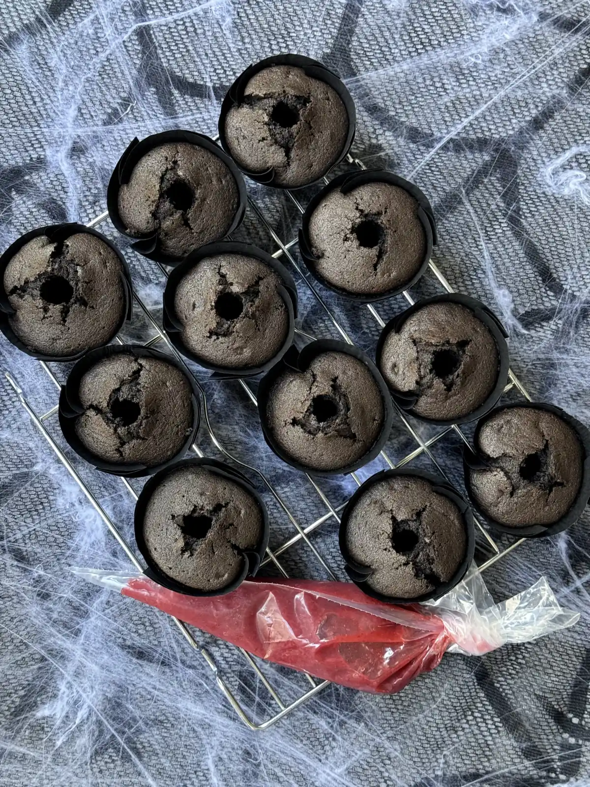 romisbakes recipe Halloween Oreo Cupcakes