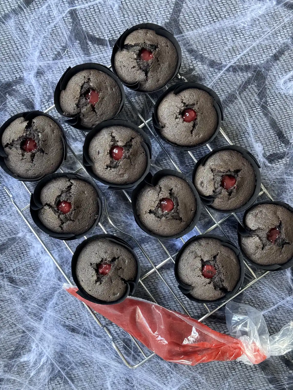 romisbakes recipe Halloween Oreo Cupcakes