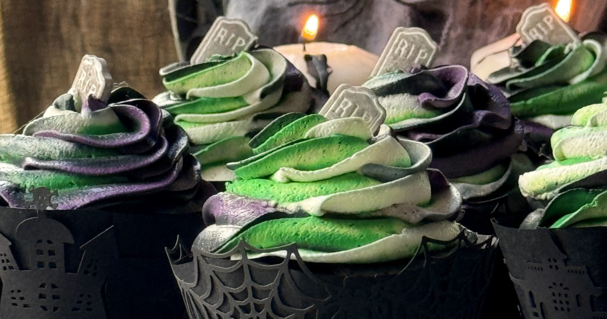 romisbakes recipe Halloween Oreo Cupcakes