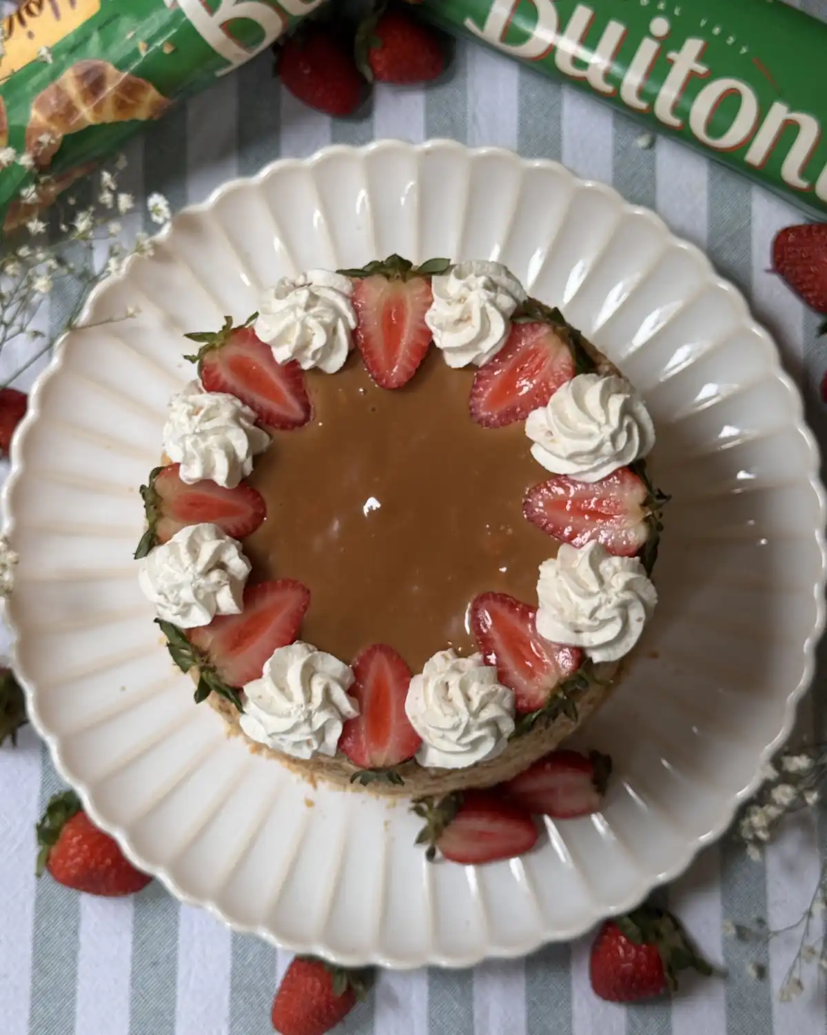 romisbakes recipe Puff pastry cake with whipped cream and dulce de leche