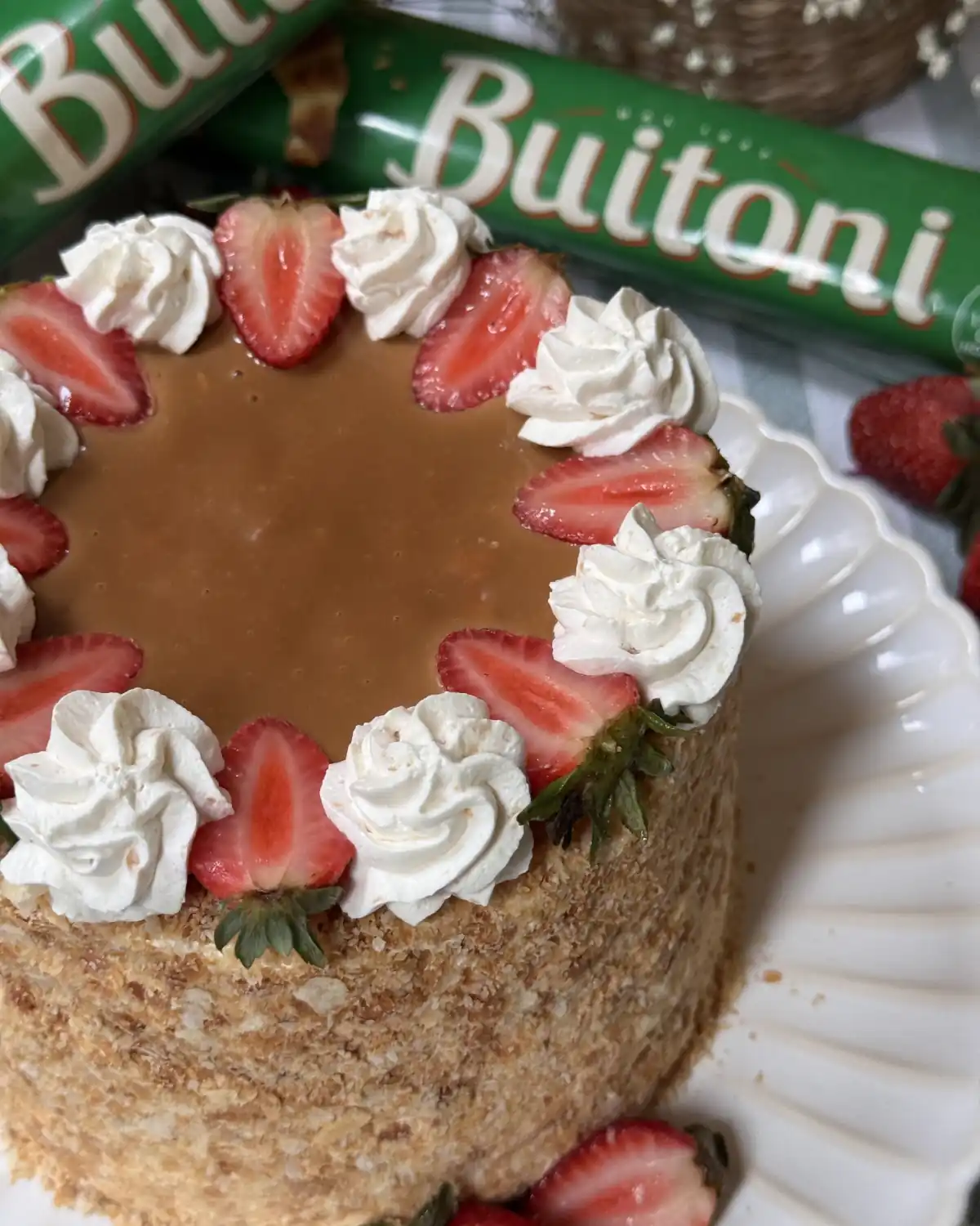 romisbakes recipe Puff pastry cake with whipped cream and dulce de leche