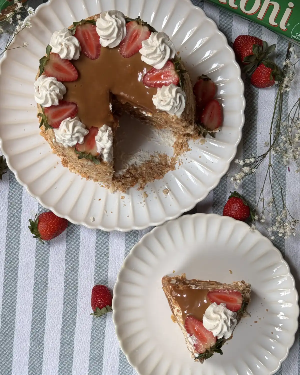 romisbakes recipe Puff pastry cake with whipped cream and dulce de leche