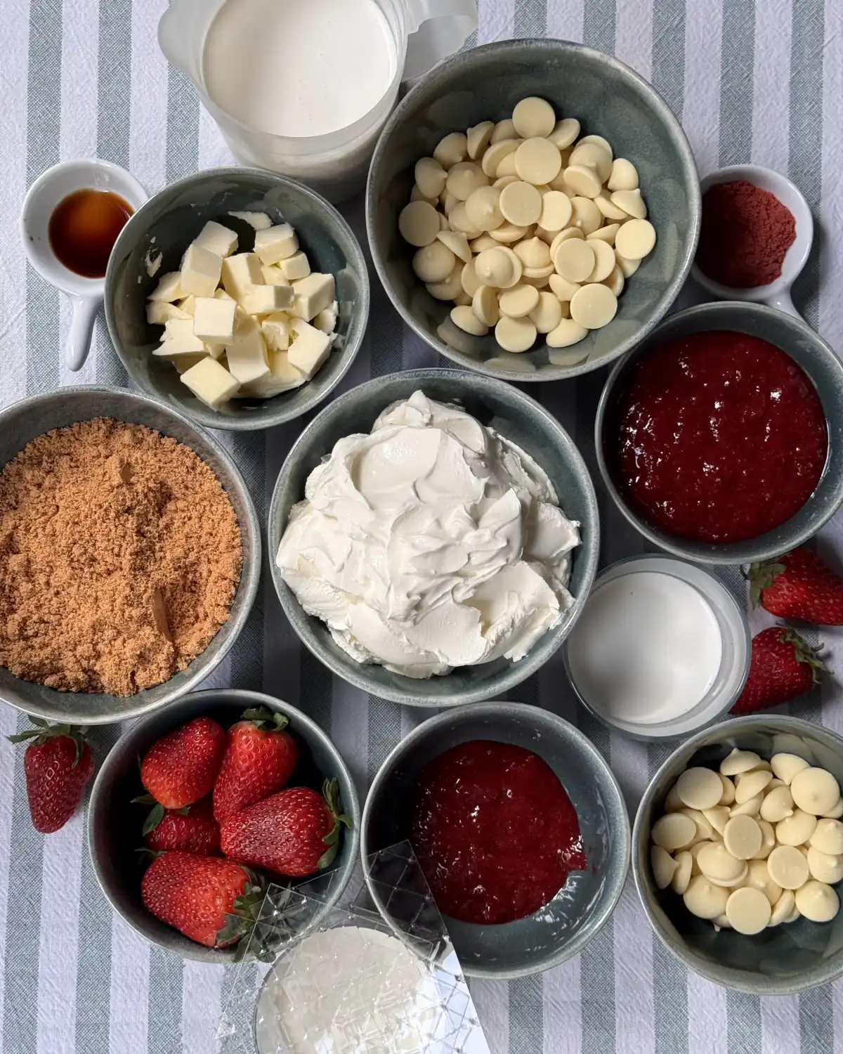 romisbakes receta Cheesecake de fresa con chocolate blanco (sin horno)